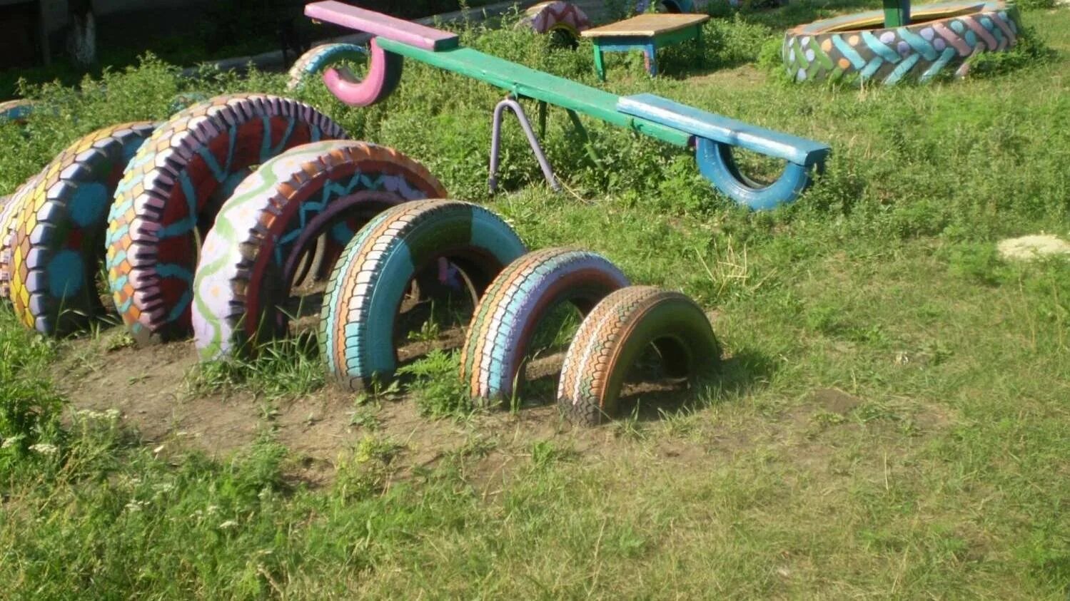 Колесо на детской площадке. Машинка из колес для детской площадки. Колеса на детскую площадку. Колеса на детской площадке. Покрышки в саду.