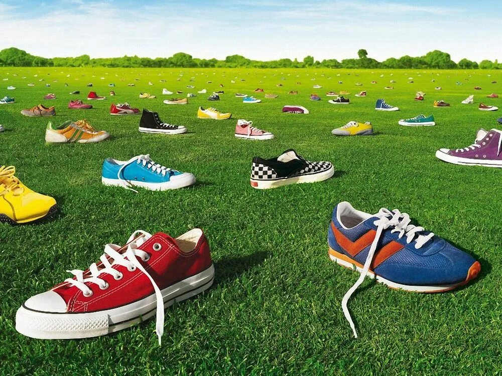 Первая спортивная обувь. Кроссовки. Обувь на траве. Яркие кеды. Креативные кеды.