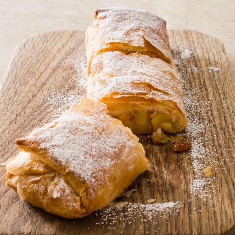 Штрудель яблочный. Яблочный штрудель (Apfelstrudel). Штрудель с яблоками слоеное тесто. Слойка с орехами. Рецепты из слоеного бездрожжевого теста с творогом