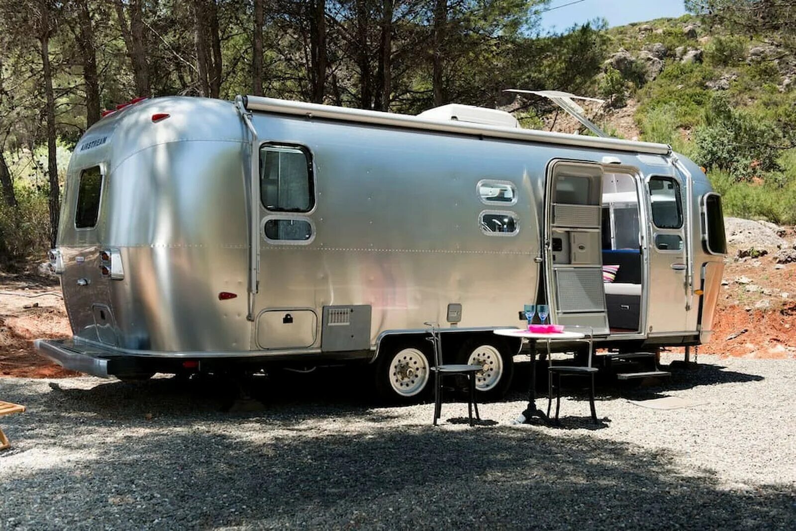 Автодом Airstream. Американский кемпер Airstream. Глэмпинг автодом. Американский прицеп автодом. Трейлер на колесах купить