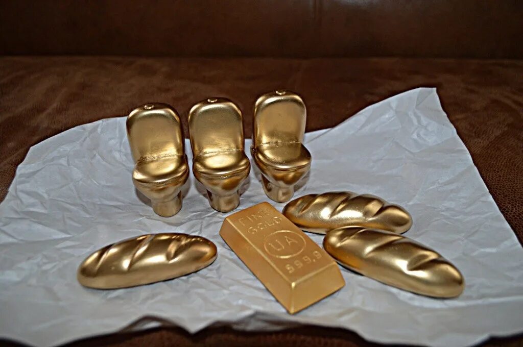 Батон януковича. Порошенко золотой батон. Межигорье золотой батон. Батон януковича. Золотой батон януковича в межигорье.