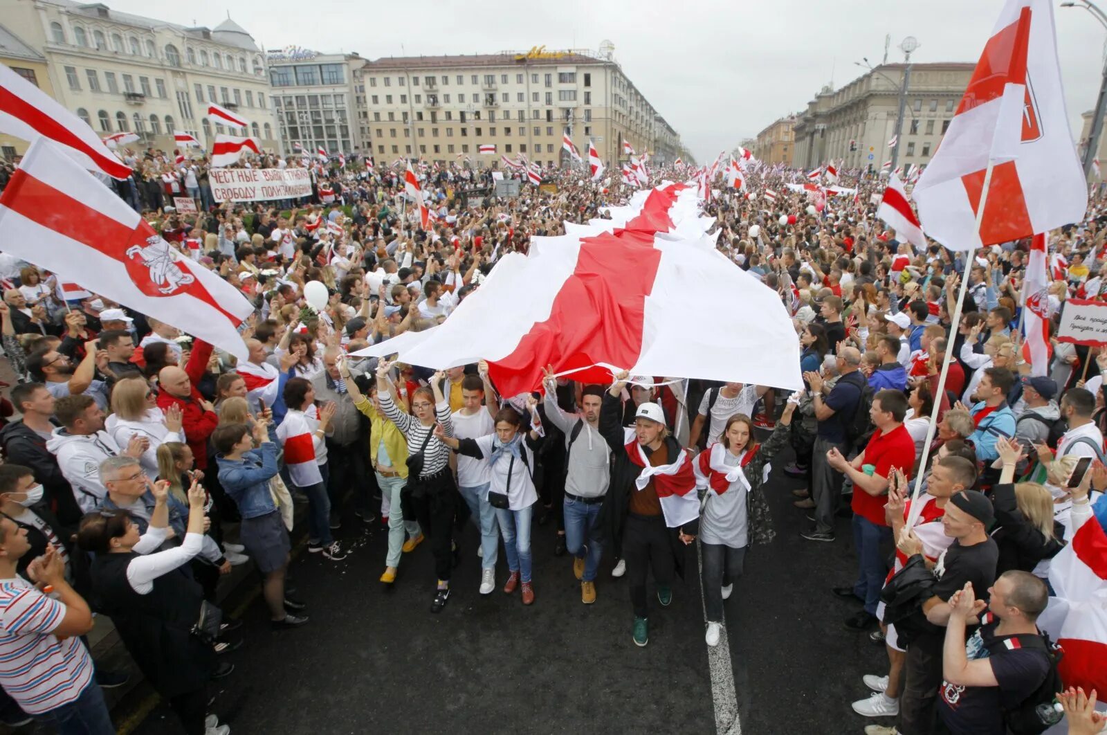 Флаг оппозиции. Митинги в белоруссии 2025. беларусь протесты бчб флаг. митинги в беларуси с бчб. мирные протесты в белоруссии 2025.