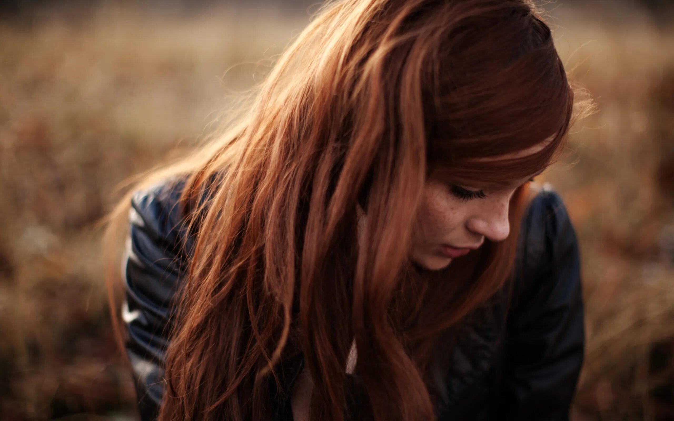 Марина чилиева. Печальная девушка. Каштановые волосы у девушек. Милые брюнетки. Красивые фотосессии девушек.