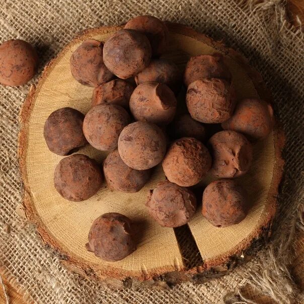 Ягода коричневого цвета. Коричневые ягоды. Коричневая ягода с косточкой. Шоколадные трюфели. Коричневые ягоды с косточкой на дереве.