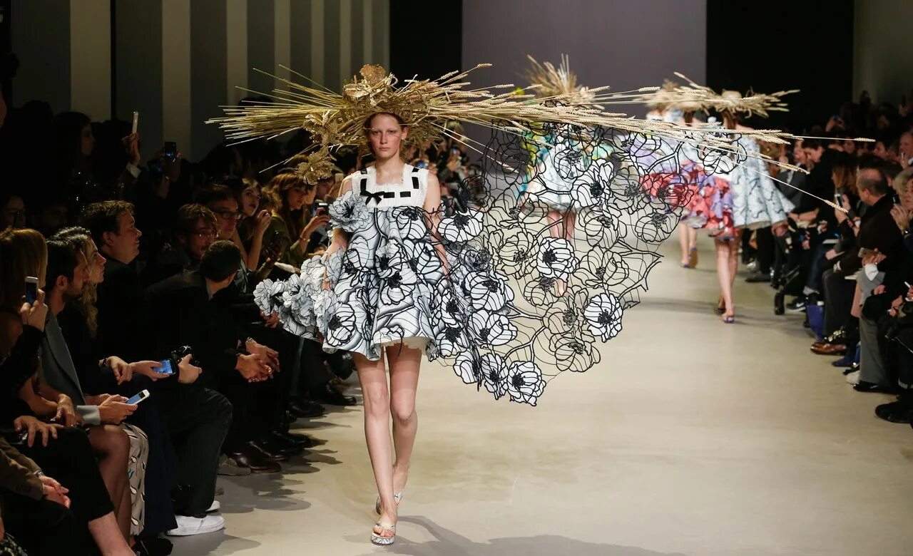 Stephane rolland 2022. Показ моды 21. Показ моды 21. Юдашкин на неделе моды в москве 2022. Кендалл дженнер версаче.