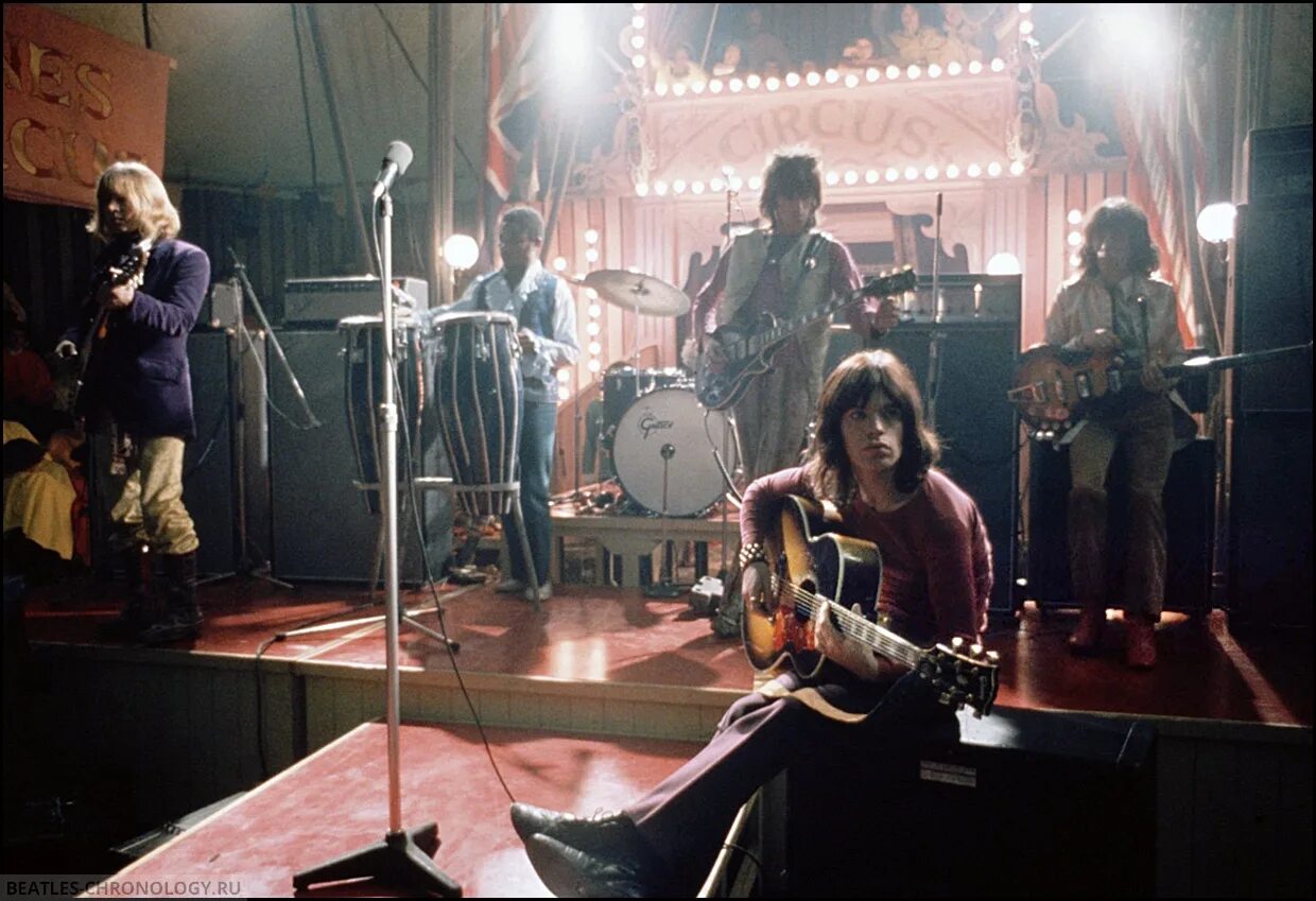Rock and roll and stone. Роллинг стоунз 1968. rolling stones circus 1968. цирк роллинг стоунз. rolling stones live.