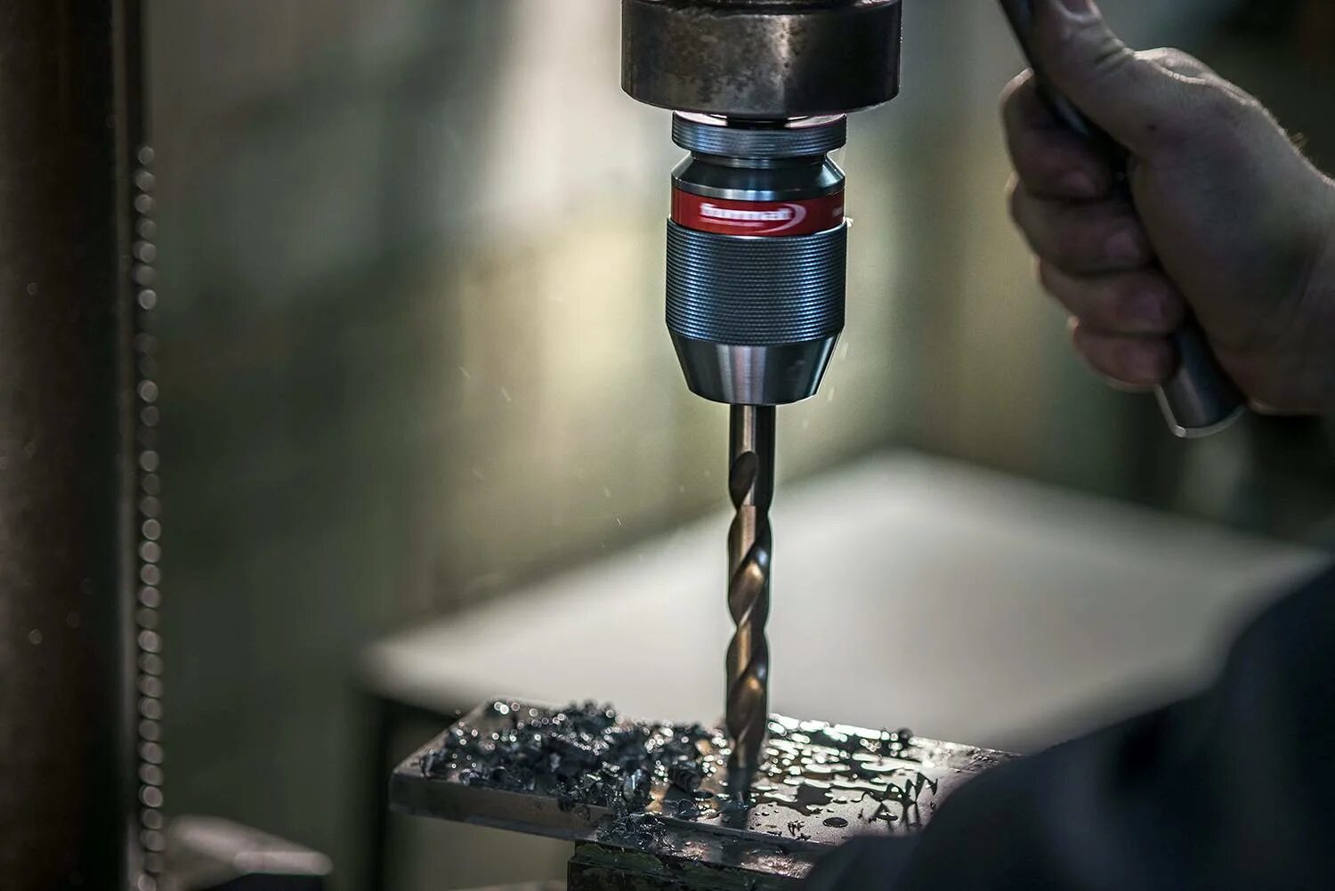 Сверление отверстий в металле диаметром 235мм. Сверление сверлом ds005-2400-0260 d-24 мм в бетоне. Рассверливание отверстий. Сверление металла. Станок для сверления.