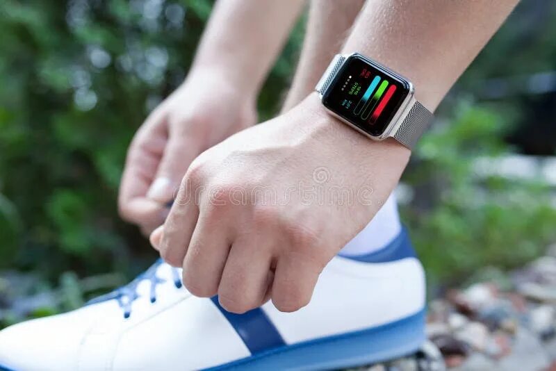 App binding watch download. Эппл вотч на руке спортсмена. apple watch sport на руке. fitbit и apple health. apple watch экран бега.