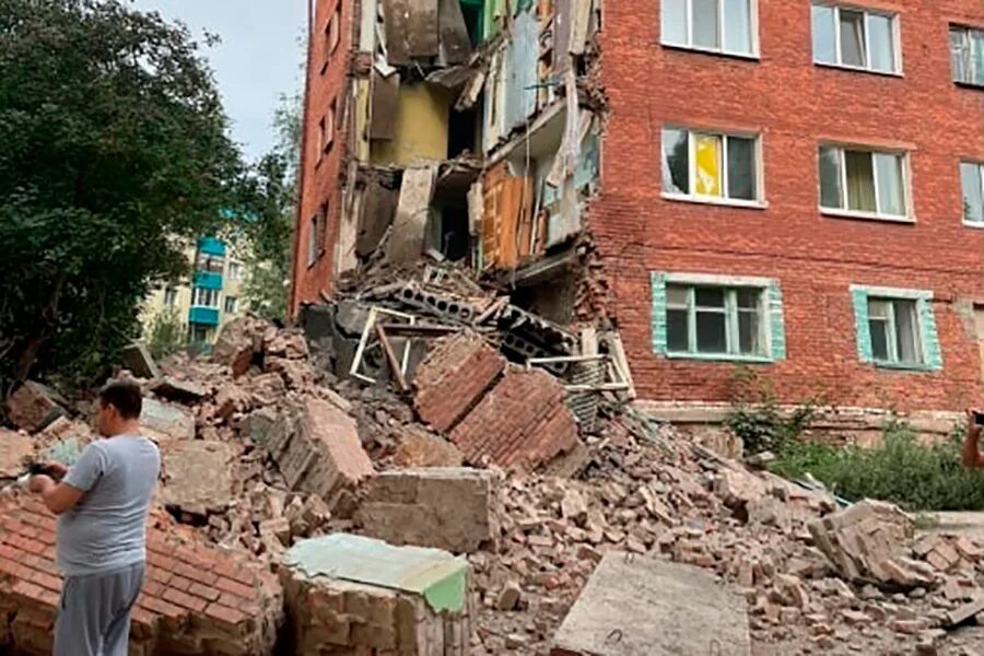 В Омске обрушился дом. Казарма в Омске обрушилась. В Омске рухнула пятиэтажка. Разрушенный дом. Омск новости обрушение дома