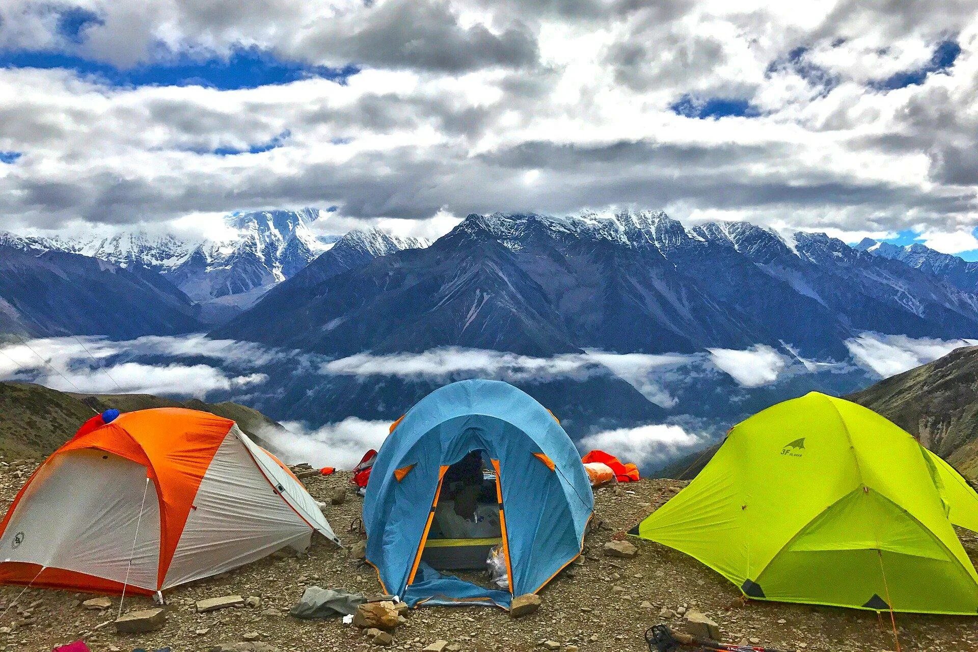 Как выбрать палатку туристическую. Палатка Camping Tent. Палатка на Эльбрусе. Палатка Эверест 80083. Палатка в горах.