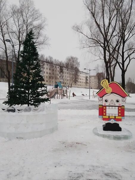 Новый год в воткинске. Новогодняя елка в николаеве. Новогодний воткинск. Ледяной городок г воткинск. Елка сарапул город.