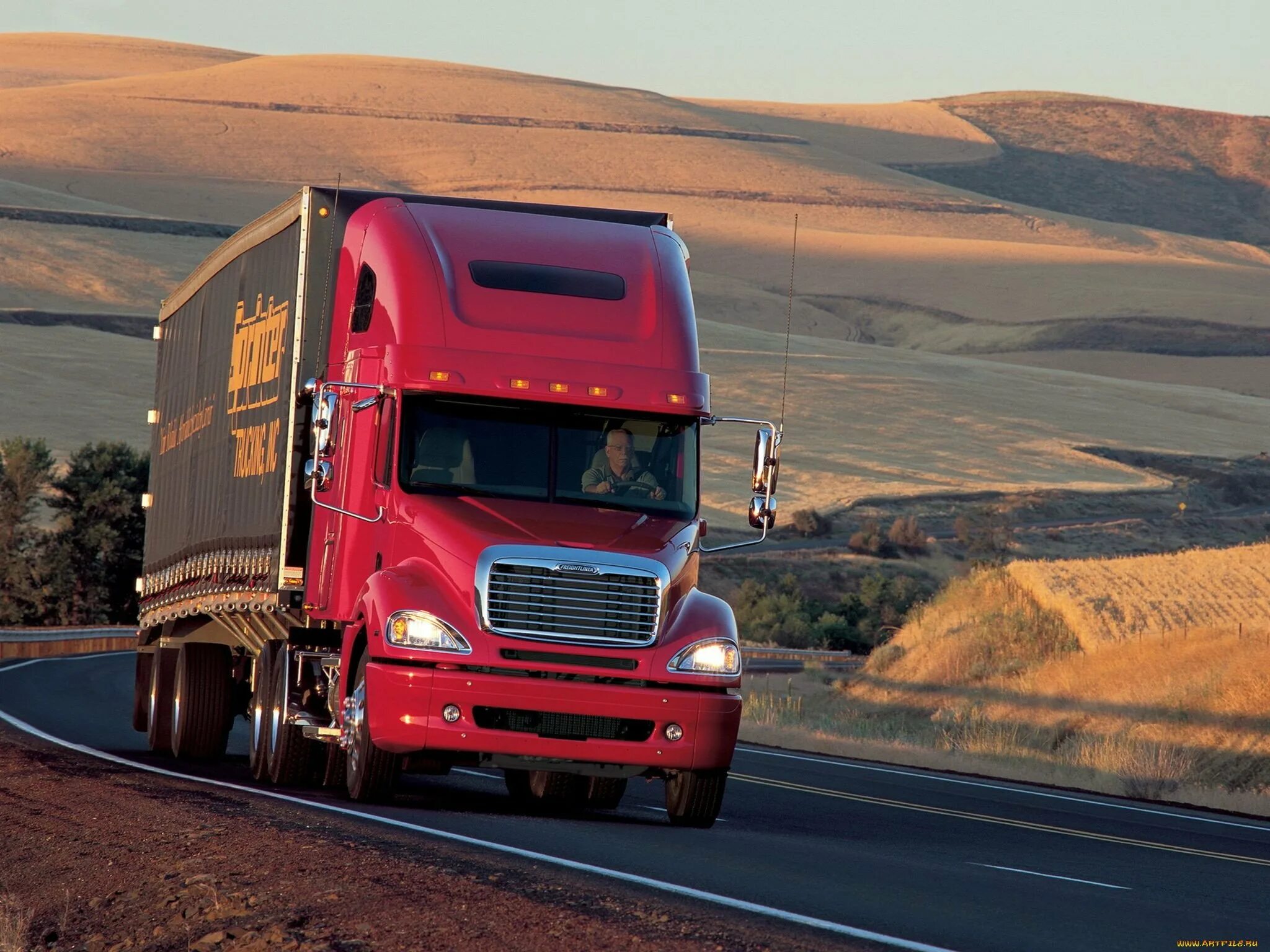 Про грузовой автомобиль. Американские фуры Фредлайнер. Freightliner 2000. Грузовик трак Фредлайнер. Фредлайнер американская грузовая машина.