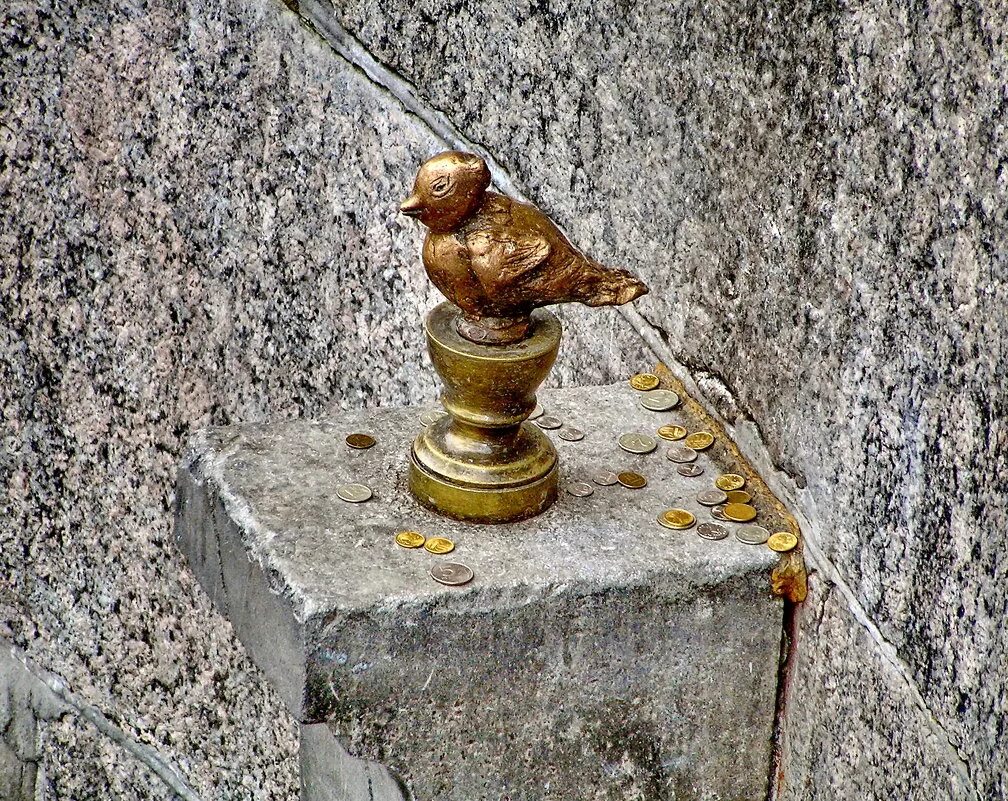 чижик-пыжик. памятник чижику-пыжику в санкт-петербурге. достопримечательности санкт-петербурга чижик пыжик на фонтанке. спб чижик пыжик памятник. памятник чижику-пыжику в санкт-петербурге.