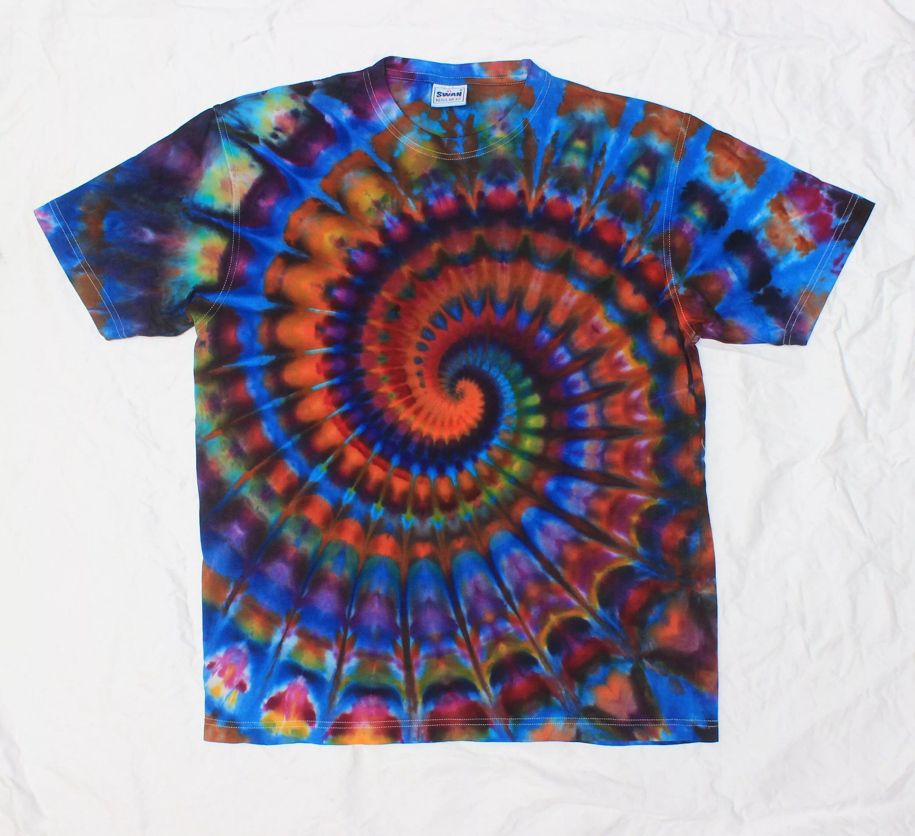 Розовая футболка с орнаментом. Узелковый батик футболка. Батик техника сибори. Tie dye техника шибори. Узелковый батик на футболке спираль.