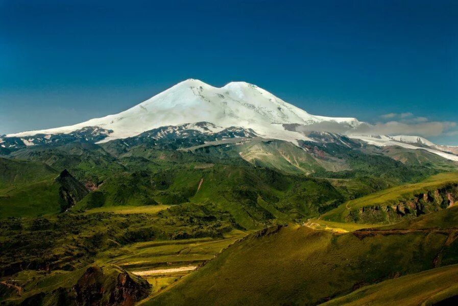 Кавказ самая высокая. Гора Эльбрус (Кабардино-Балкария, Карачаево-Черкесия). Северный Кавказ Эльбрус. Кавказские горы гора Эльбрус. Эльбрус гора и кавказский хребет.
