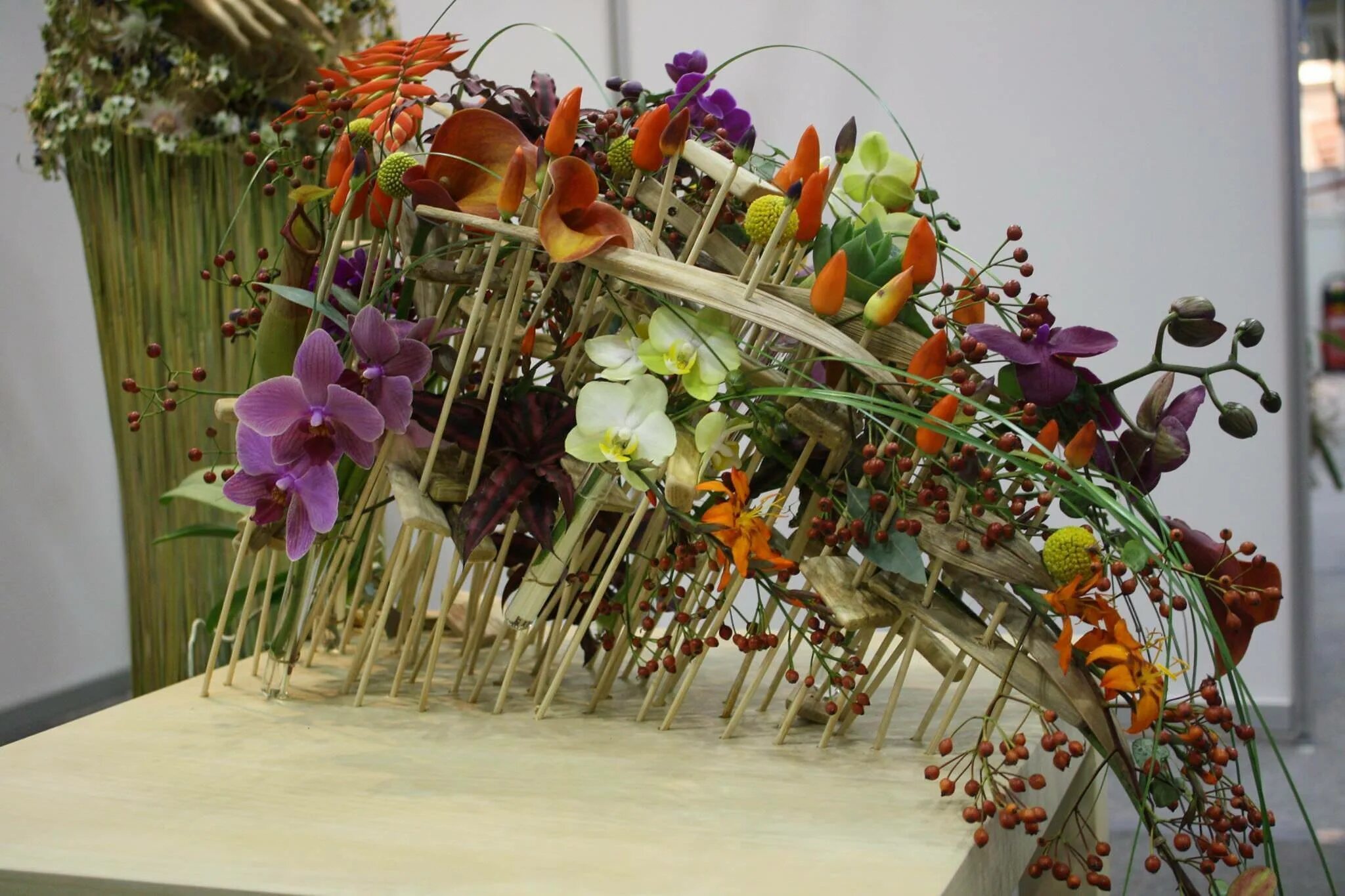 Процесс создания композиции из цветов называется. Флорист с букетом. Питер Херст флорист. Цветочная композиция.