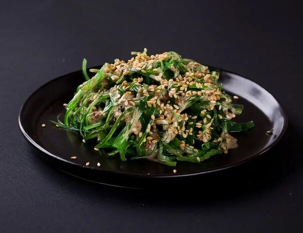Салат с чукой. Салат с чукой и морепродуктами. Салат из чука рецепт. Морская капуста чуча. Супайсу чука.