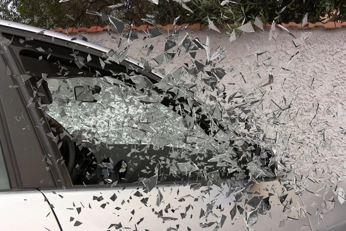 Разбитое стекло автомобиля. Машина с разбитым стеклом. Битое автомобильное стекло. Разбитые стекла в машине.