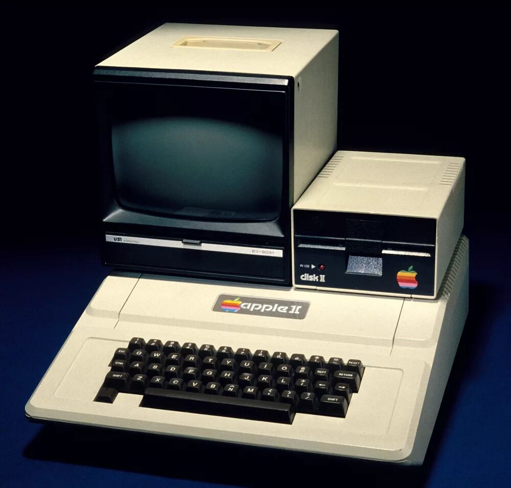 Apple computer 2. Apple ii 1977. apple 2 компьютер. apple i 1976 и apple ii 1977. первый персональный компьютер apple ii.
