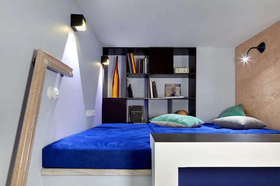Квартира 6 метров. Кровать подиум. Подиум кровать в спальне. Кровать в однокомнатной квартире. Кровать под потолком.
