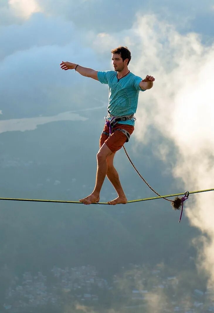 Слэклайн над Рио-де-Жанейро. Эндрю Льюис Slackline. Слэклайн фото. Экстремальные виды спорта.