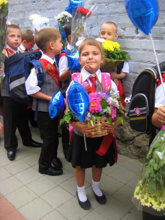 Что придумать на 1 сентября. Украшение на 1 сентября. украшение класса к 1 сентября. украшение на 1 сентября на улице. украшение 1 класса к 1 сентября.