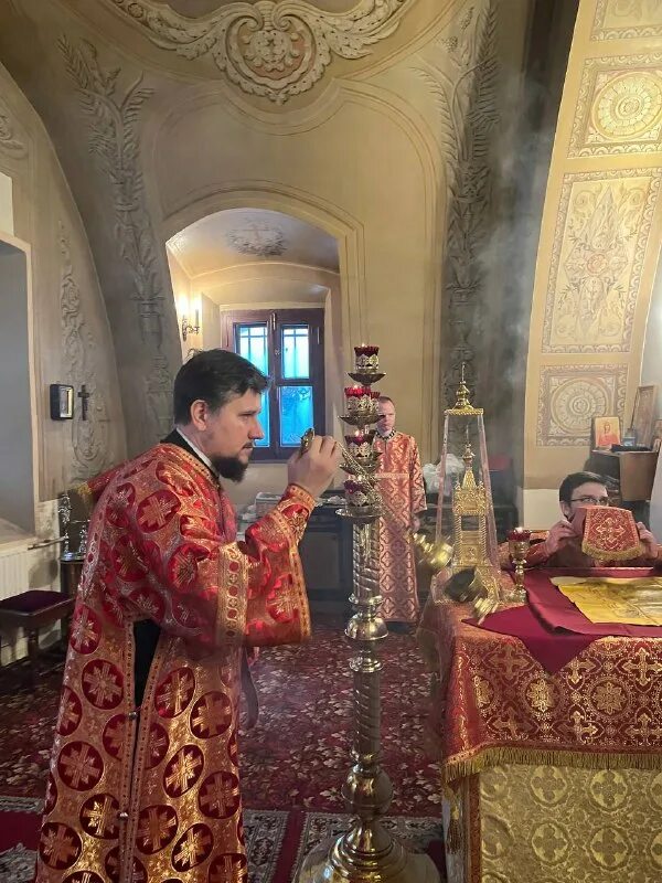 Собор патриаршего подворья храмов зарядья. Знаменский собор зарядье. Патриаршее подворье в зарядье. Московское подворье храмов зарядье. Московское подворье храмов зарядье.