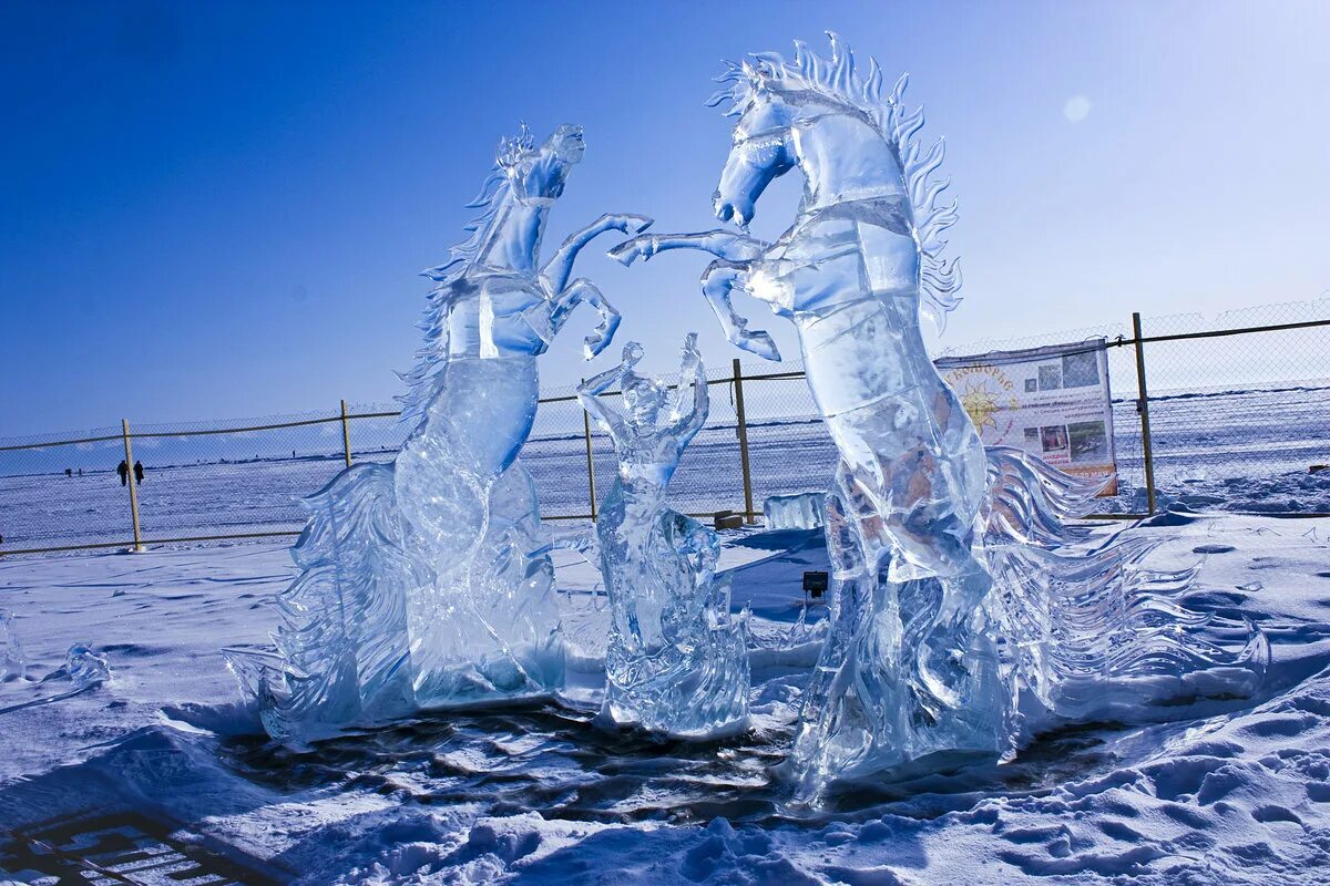 Iced heard. Фестиваль ледяных скульптур на Байкале. Листвянка фестиваль ледяных скульптур 2021. Байкал Листвянка выставка ледяных скульптур. Ольхон Байкал фигуры изо льда.