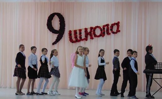 Девятая школа тобольск. Учителя школы номер 97. 45 школа архангельск учителя. Коллектив учителей коржеуцкой школы. Учителя сош 9.