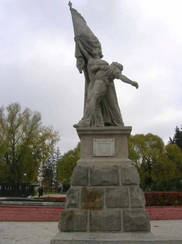 Парижская коммуна памятник. Парижская коммуна памятник. Старейший памятник парижа. Екатеринбург памятник парижской коммуне. Памятник борцам революции омск.
