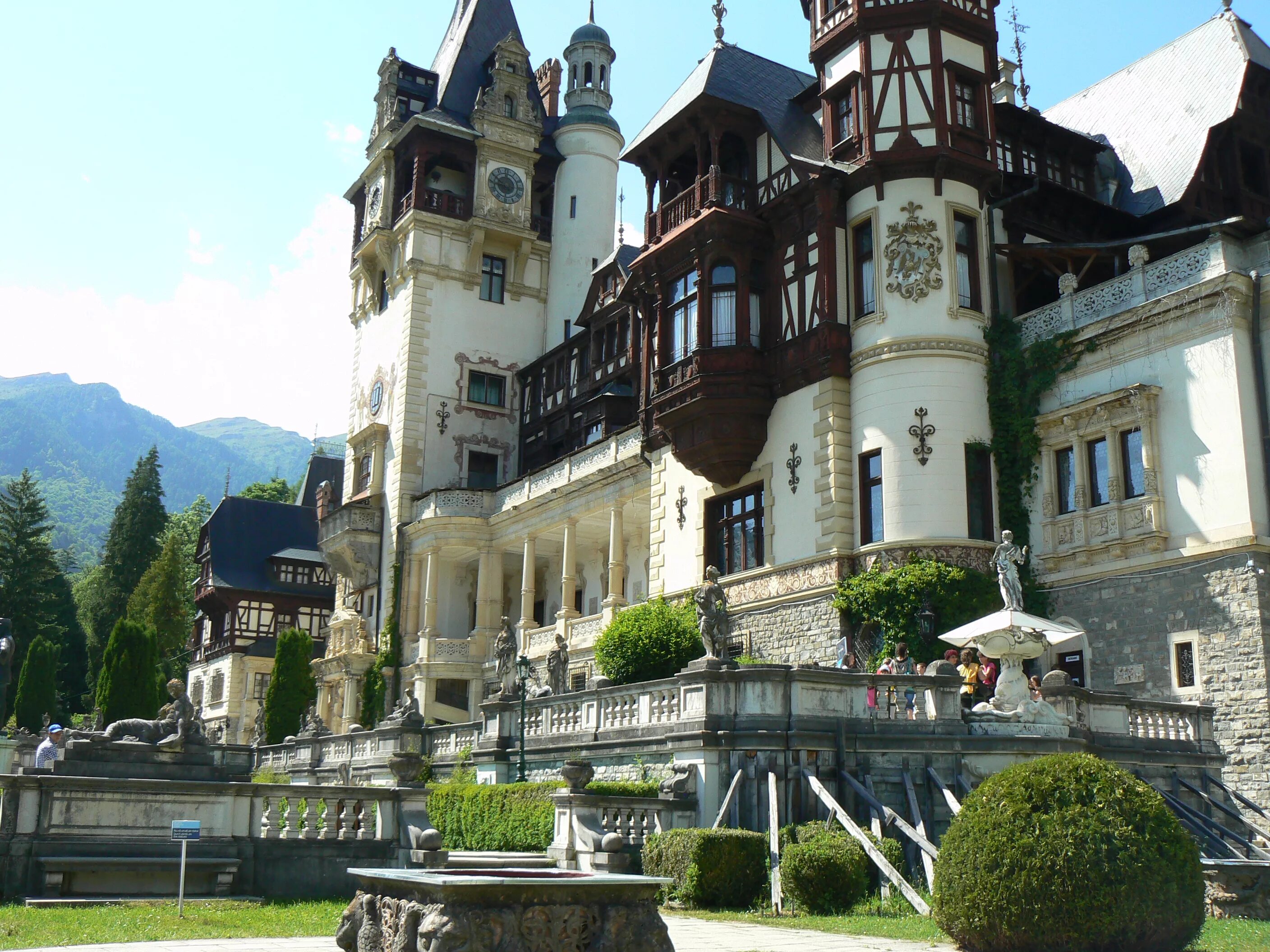 Замок пелеш трансильвания. Замок пелеш трансильвания. Замок пелес в румынии. Замок пелеш румыния. Замок пелеш в г.