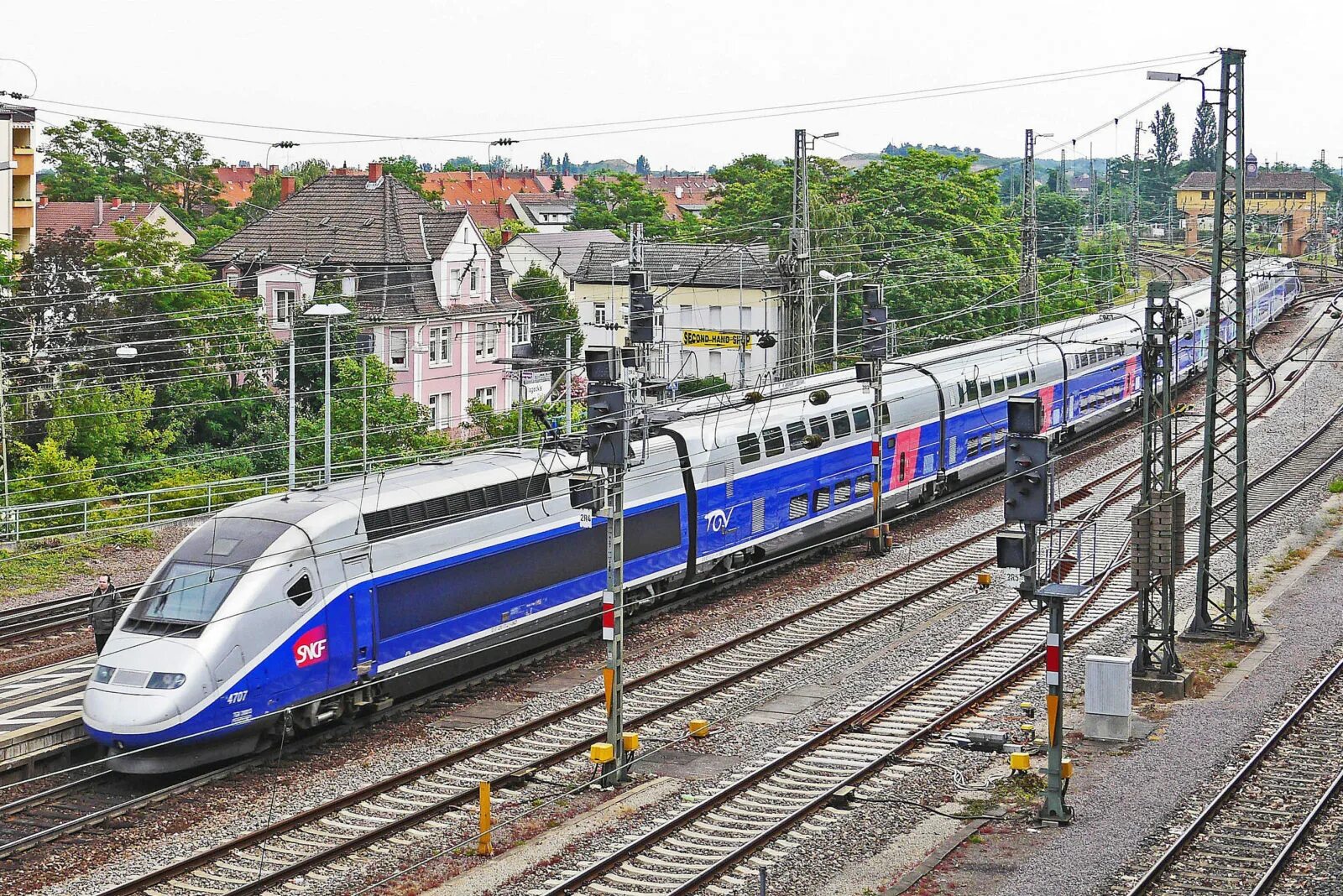 Скоростной поезд TGV Франция. SNCF Франция железная дорога. Поезд TGV Франция. Французский поезд TGV.