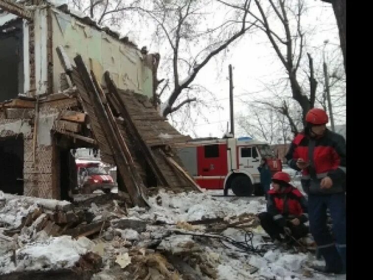 снесенный деревянный дом. деревянные дома под снос. ветхое жилье. астрахань аварийные дома. деревянные дома под снос.