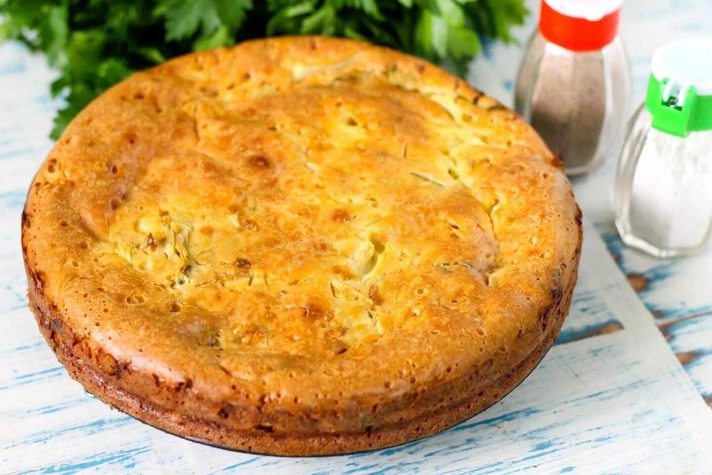 Заливной пирог с картошкой быстро. Заливной капустный пирог. заливной пирог с капустой в духовке. заливной пирог с капустой на сметане. заливной пирог с капустой на ряженке в духовке.