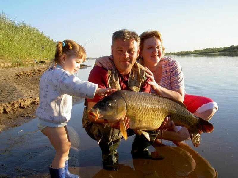 Астрахань где рыбалка. База Углянское река Ахтуба. Рыбалка в Астрахани Харабали. Семья на рыбалке. Рыболовные места.