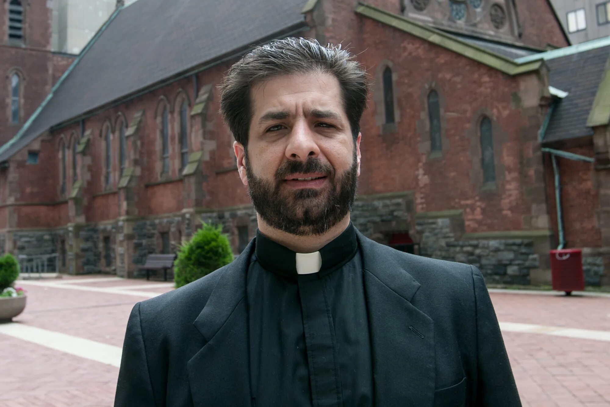 Православные священники в сша. Священник сша. Святой падре сериал. Католический священник актёры. Американский священник.