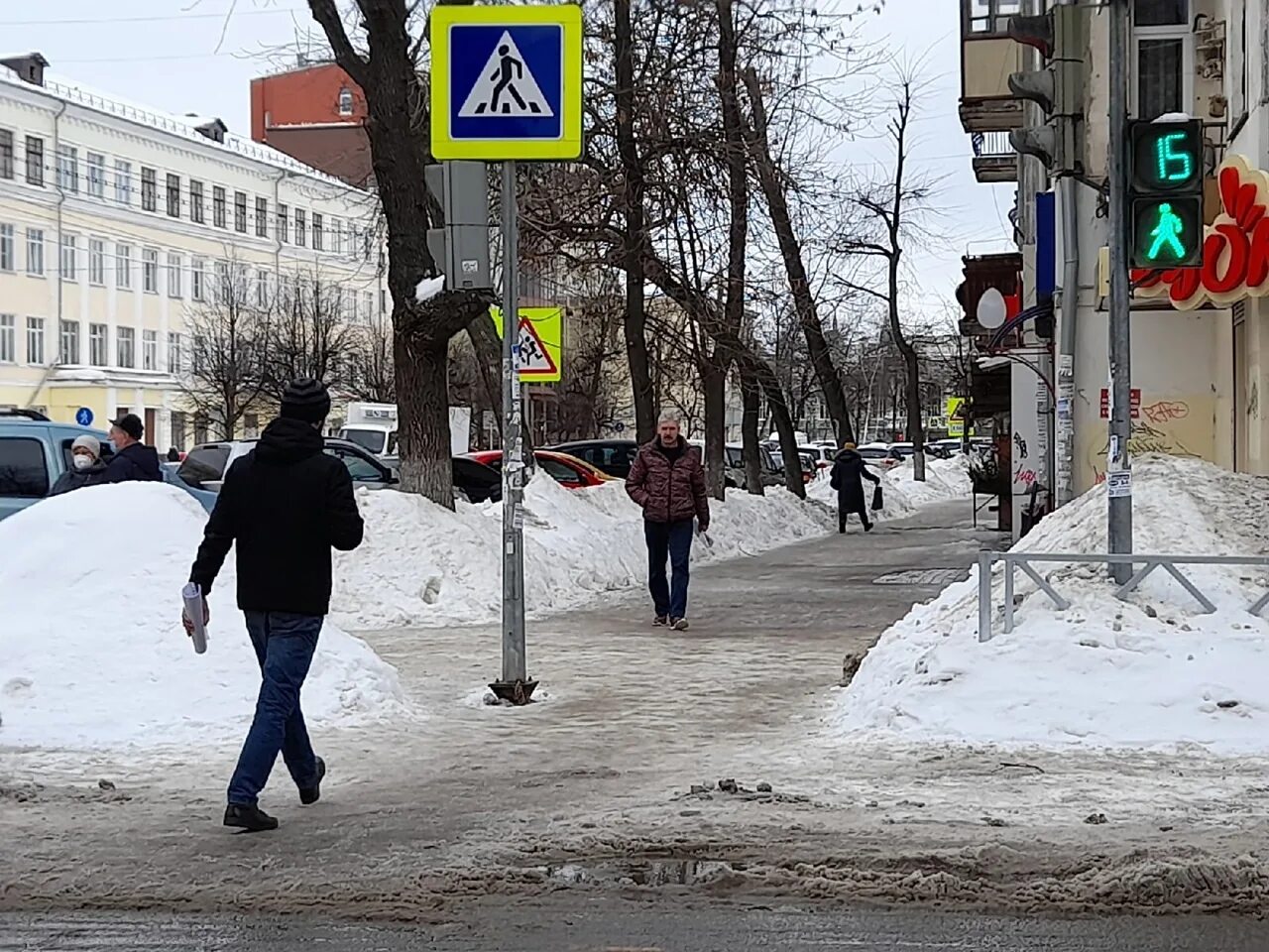 Когда сойдет снег. Сугробы в Ярославле сейчас. Ярославль весной температура. Снег сходит с пригорков веселыми