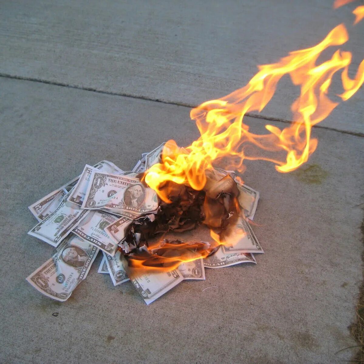Гореть стали меньше. Сжигание денег. Сжигает деньги. Деньги горят. Горящие деньги.