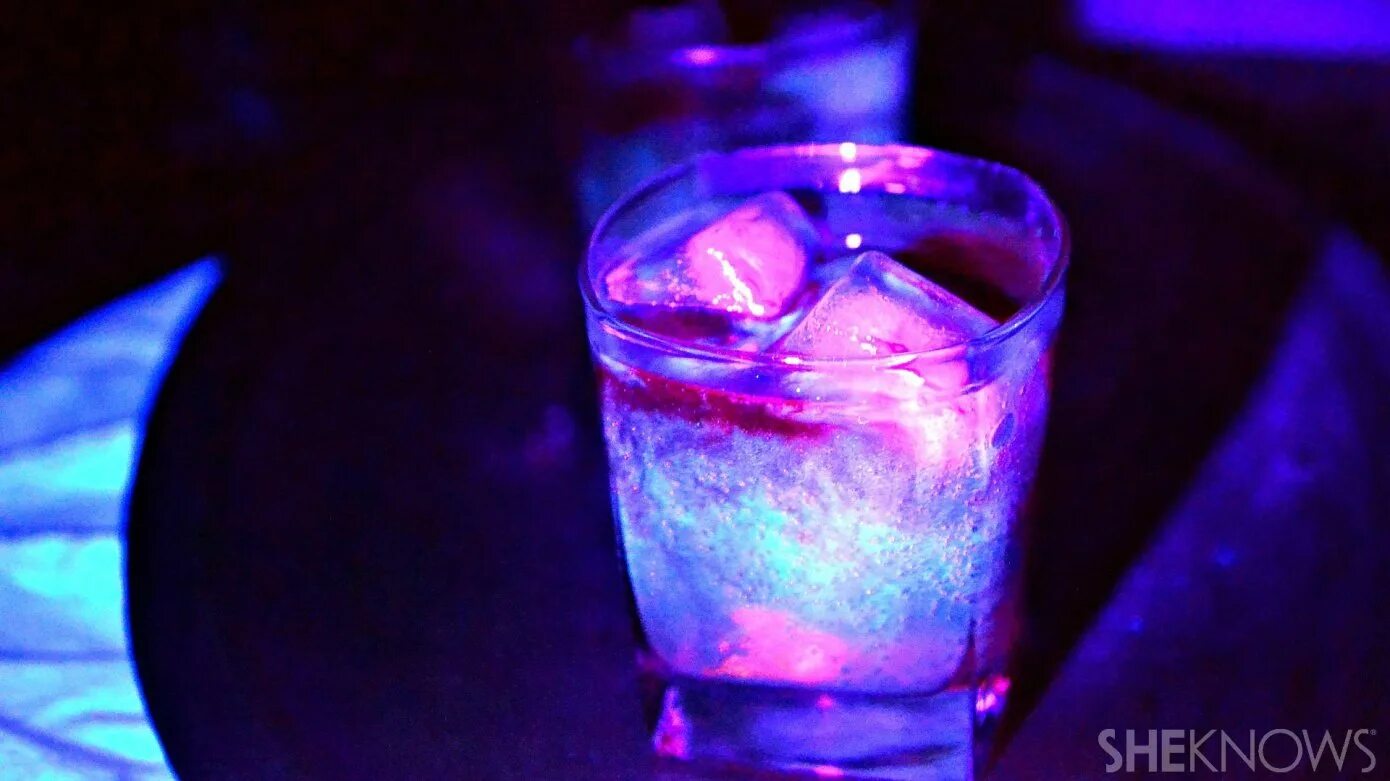 Фиолетовый коктейль алкогольный. Фиолетовый напиток. Фиолетовый напиток. Газировка фиолетового цвета. Фиолетовый напиток.