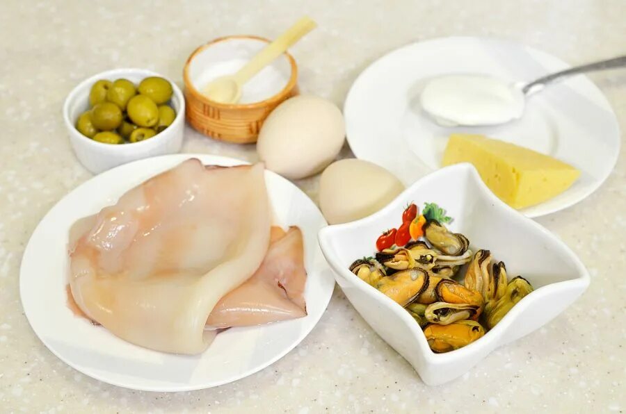 Кальмары, креветки мидии салат. Как приготовить кальмаров и мидии. Как приготовить кальмаров и мидии. Жареные мидии. Спагетти с кальмаром со сливками.