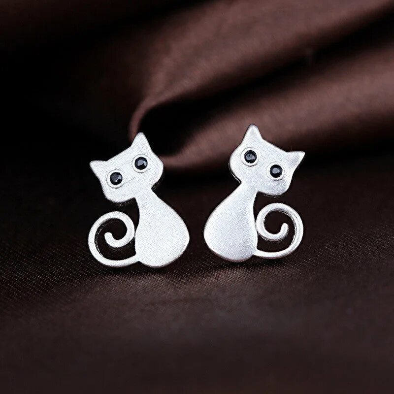 Серьги коты. Серьга cat6040. сережки кошки. серебряные серьги с кошками. серьги котята серебро.