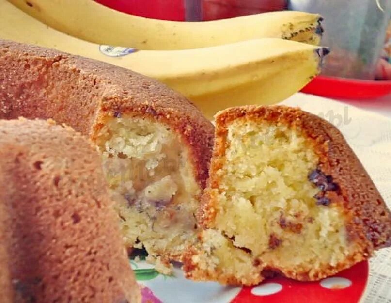 Быстрая выпечка с бананом. Выпечка из бананов. Пирог с йогуртом и бананом. Пирожки с бананом. Банановый десерт выпечка.