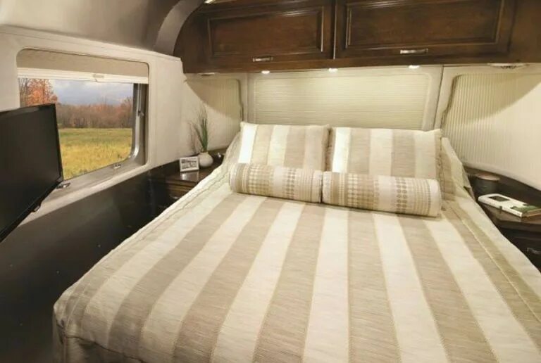 Кровать в трейлере. 2 стороны кровати трейлер. Corner cut rv mattress. Кемпер карго прицеп. Кровать в трейлере.
