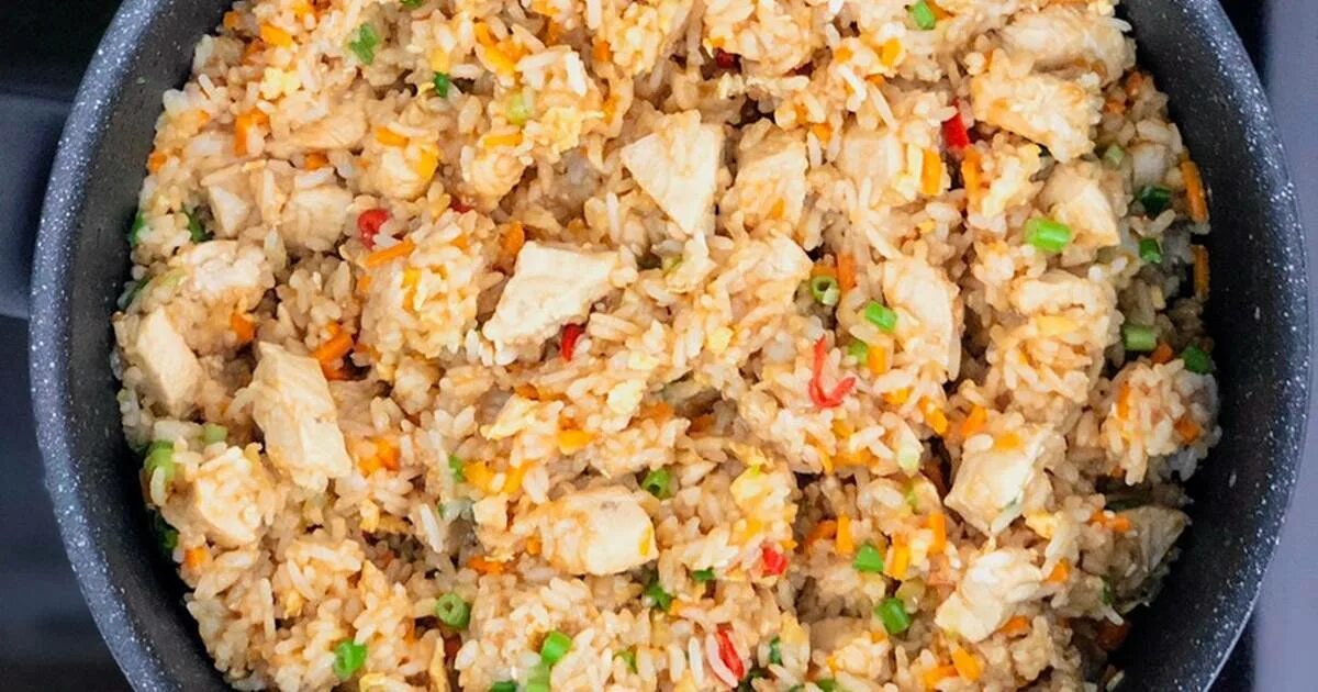 Как приготовить рис с овощами и курицей. Рис с курицей. рис с овощами и курицей. рис с овощами и курицей на сковороде. рис с курицей и овощами по азиатски.