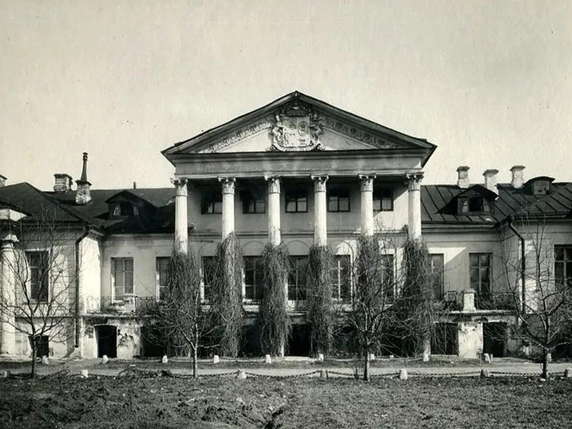 Художественные высшие заведение. Городская усадьба соллогуба (дом ростовых). Московское училище живописи ваяния и зодчества 19 век. Брюсова. Художественные высшие заведение.