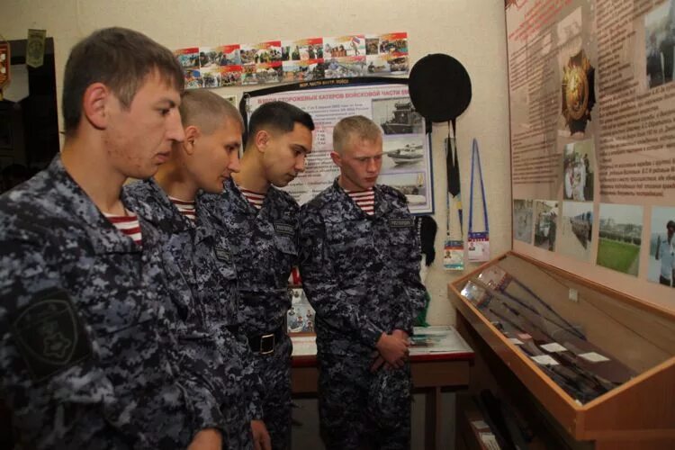 Рос гвардия зарплата. Полицейский в маске. Зарплата росгвардии последние новости. Омон астрахань росгвардии. Зарплата росгвардейца.