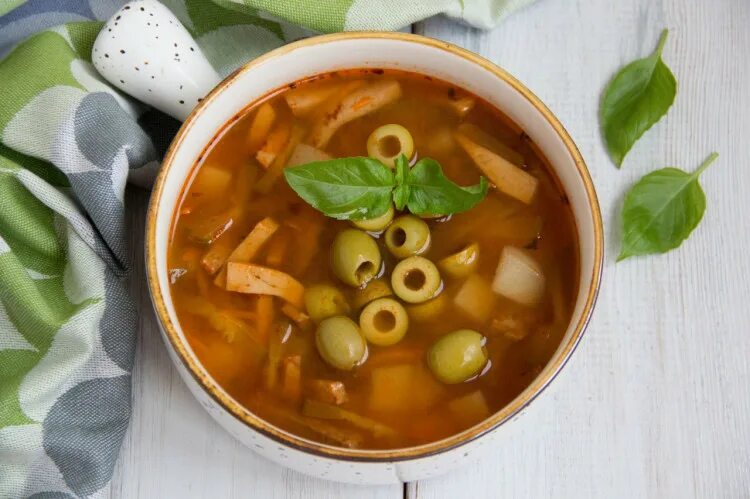 Солянка без соленых огурцов. Рецепт солянки без огурца. Рассольник. Рецепт солянки без огурца. Рыбный суп калья.