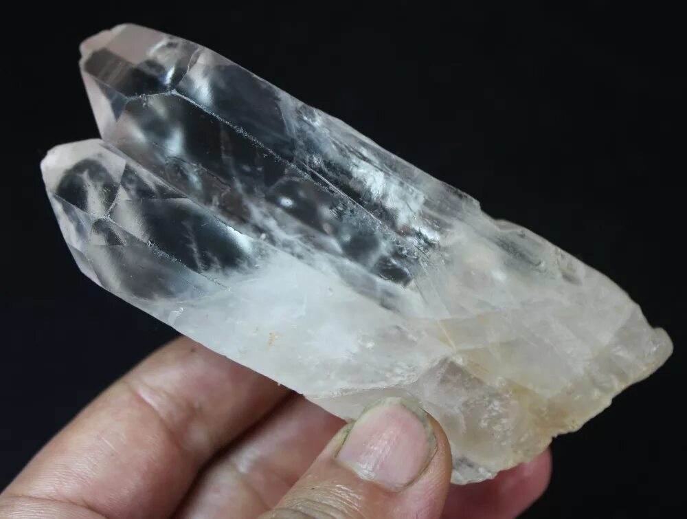 Монокристалл кварца весом 1300кг гигантский дымчатый. Quartz Crystal Umicore. Природные Кристаллы. Кристалл натуральный кварца. Вес кварца.