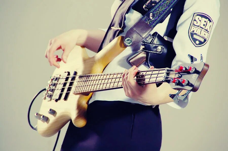 Бас гитарист kreator. Бас гитара basso. Клифф бертон. Бас гитара слушать. Led zeppelin гитара с двумя грифами.