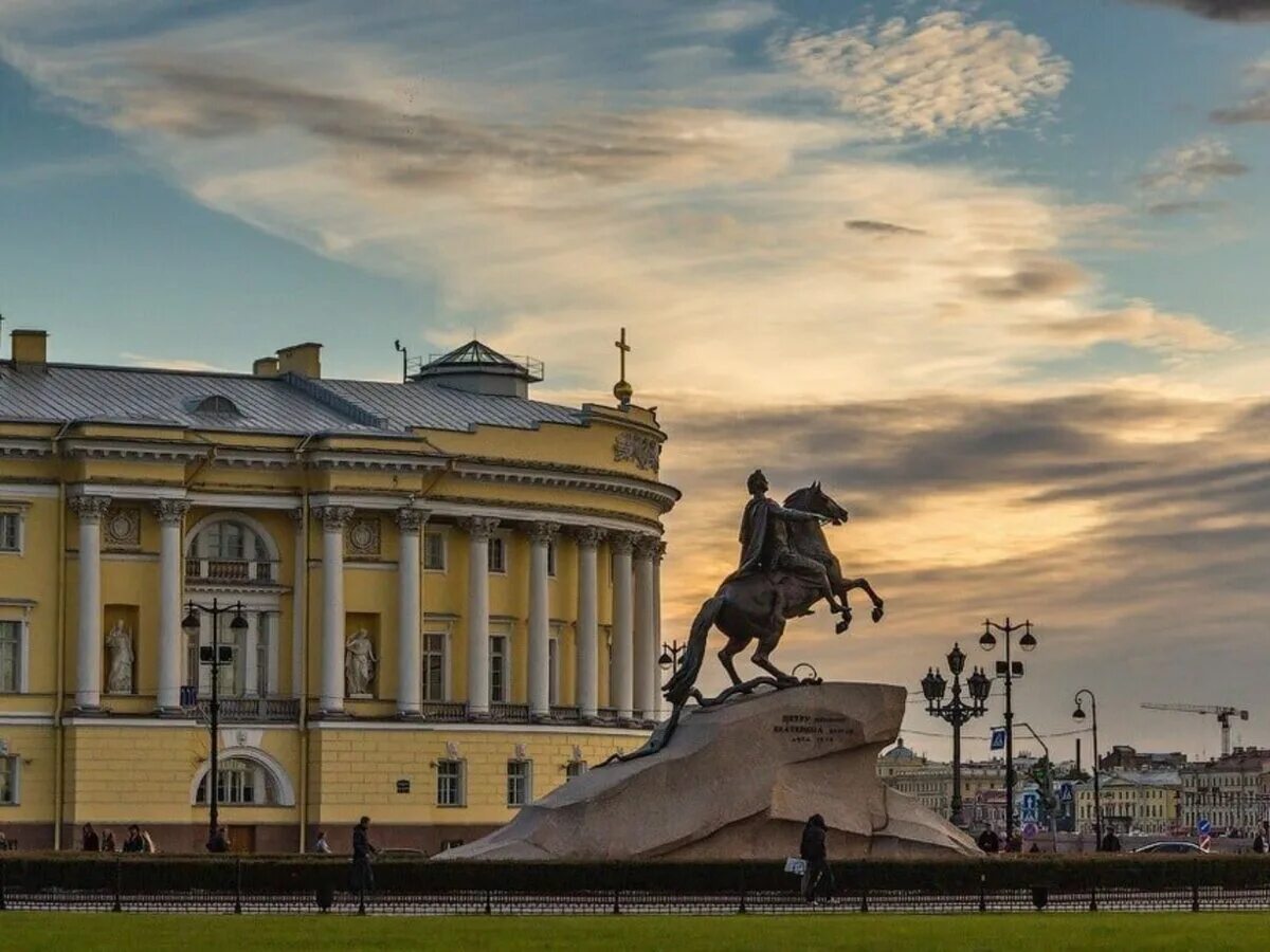Сенатская площадь основание. Медный всадник на сенатской площади. Сенаторская площадь в санкт-петербурге. Сенатская площадь санкт-петербург. Медный всадник на сенатской площади.